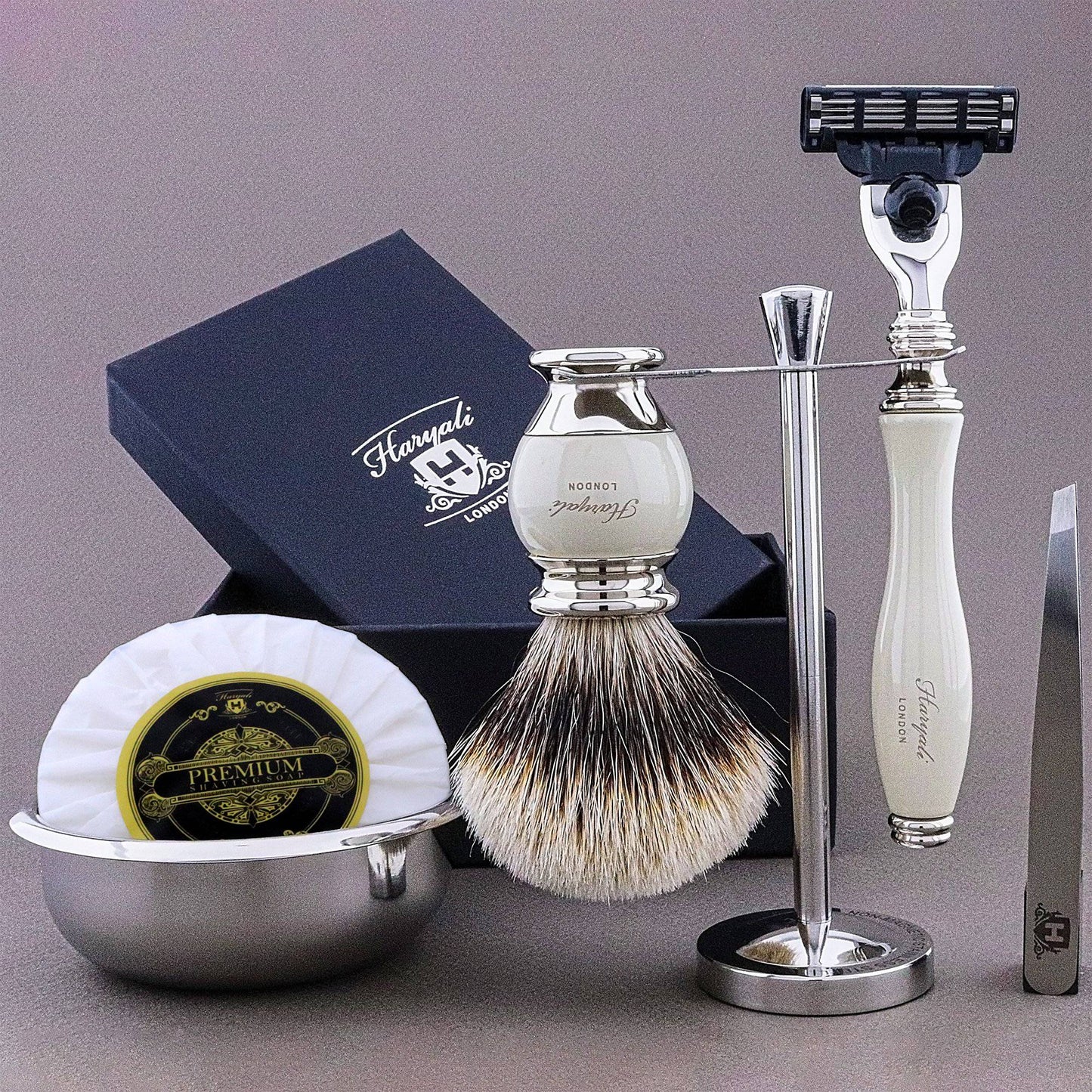 Haryali's Vase Range Shaving Kit - HARYALI LONDON