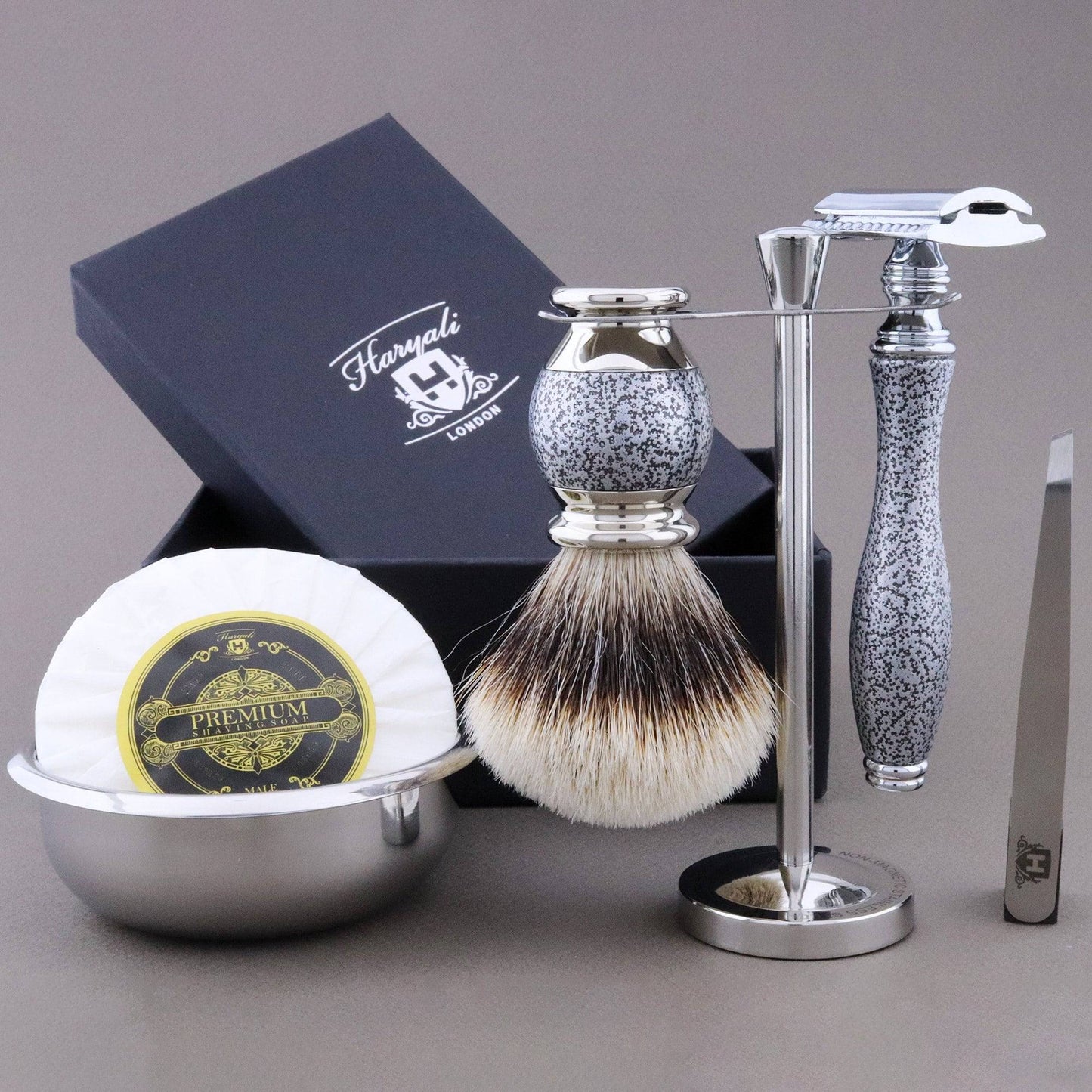 Haryali's Vase Range Shaving Kit - HARYALI LONDON