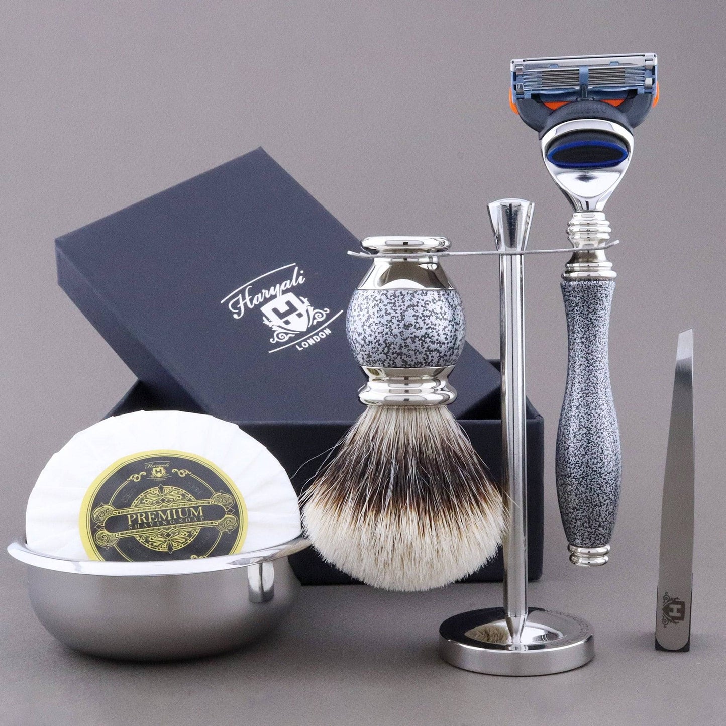 Haryali's Vase Range Shaving Kit 