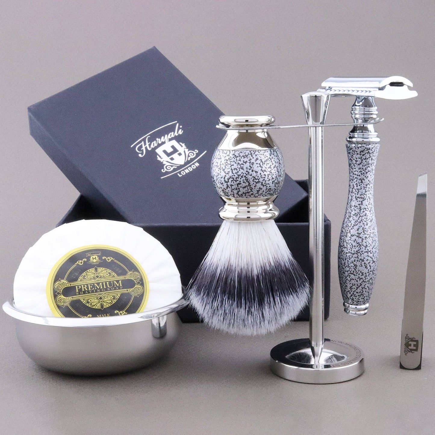 Haryali's Vase Range Shaving Kit 