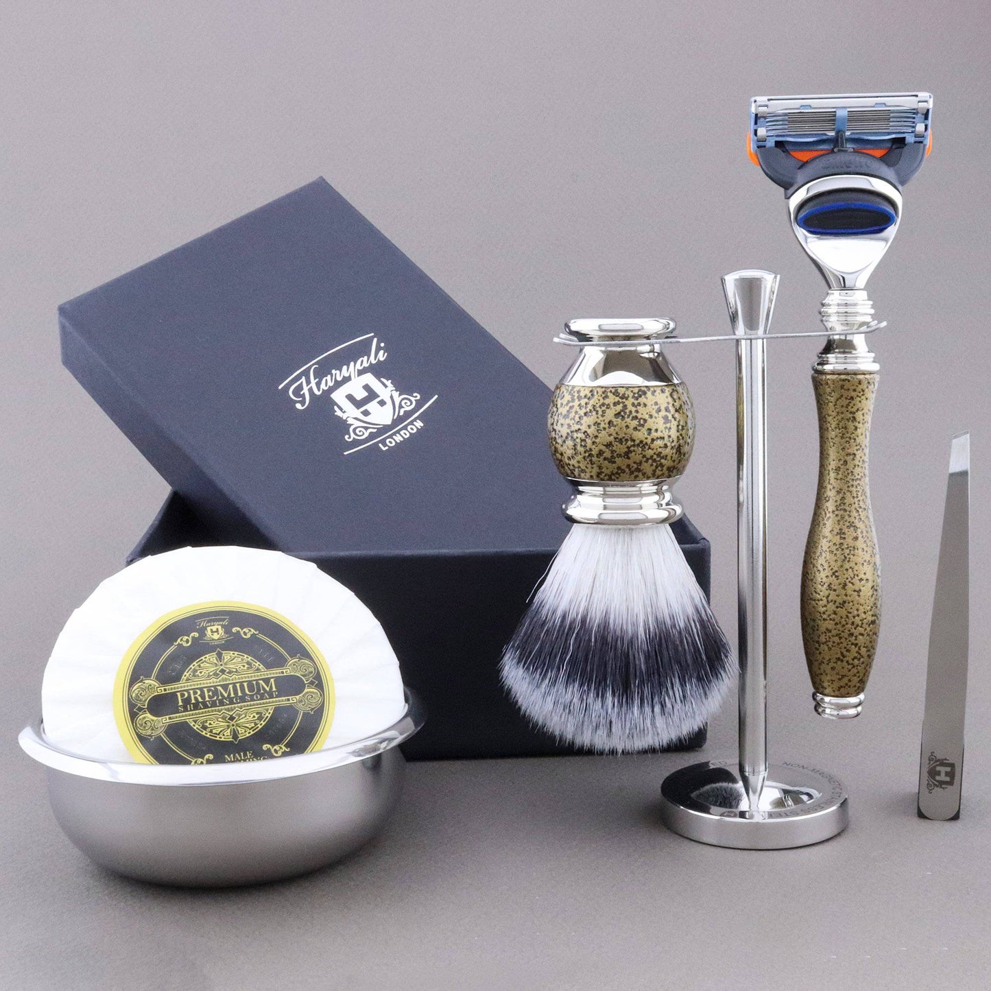 Haryali's Vase Range Shaving Kit 